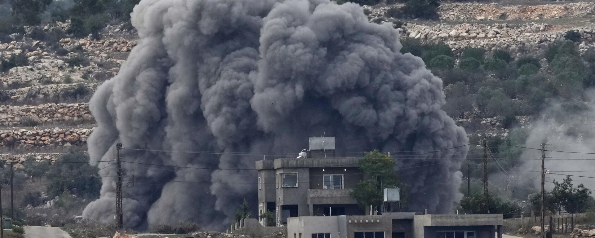 Black smoke rises from an Israeli airstrike on the outskirts of Aita al-Shaab, a Lebanese border village with Israel in south Lebanon, Monday, Nov. 13, 2023. Black smoke rises from an Israeli airstrike on the outskirts of Aita al-Shaab, a Lebanese border village with Israel in south Lebanon, Monday, Nov. 13, 2023. - Sputnik International, 1920, 13.11.2023