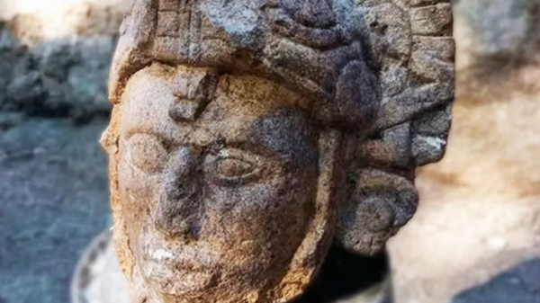 Photo of the found sculpture taken at the excavation site. - Sputnik International