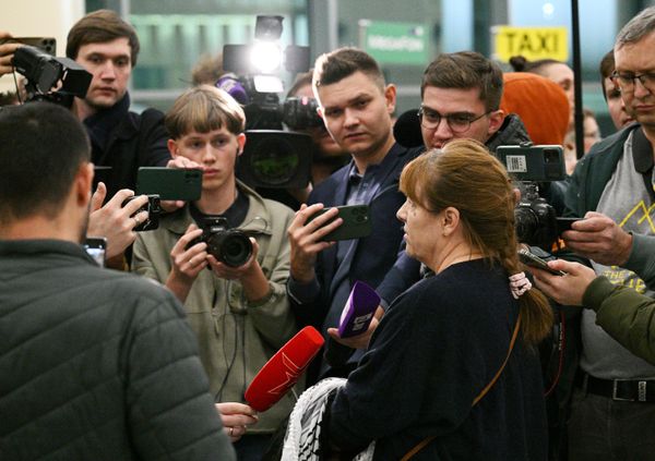 The first to leave the customs checkpoint were two adults - a man and a woman - with five children of different ages. They were accompanied by representatives of the Ministry of Emergency Situations and volunteers. When asked by a journalist how the flight went, the man in the group replied, "Everything is fine". The first to leave the customs checkpoint were two adults - a man and a woman - with five children of different ages. They were accompanied by representatives of the Ministry of Emergency Situations and volunteers. When asked by a journalist how the flight went, the man in the group replied, "Everything is fine". - Sputnik International