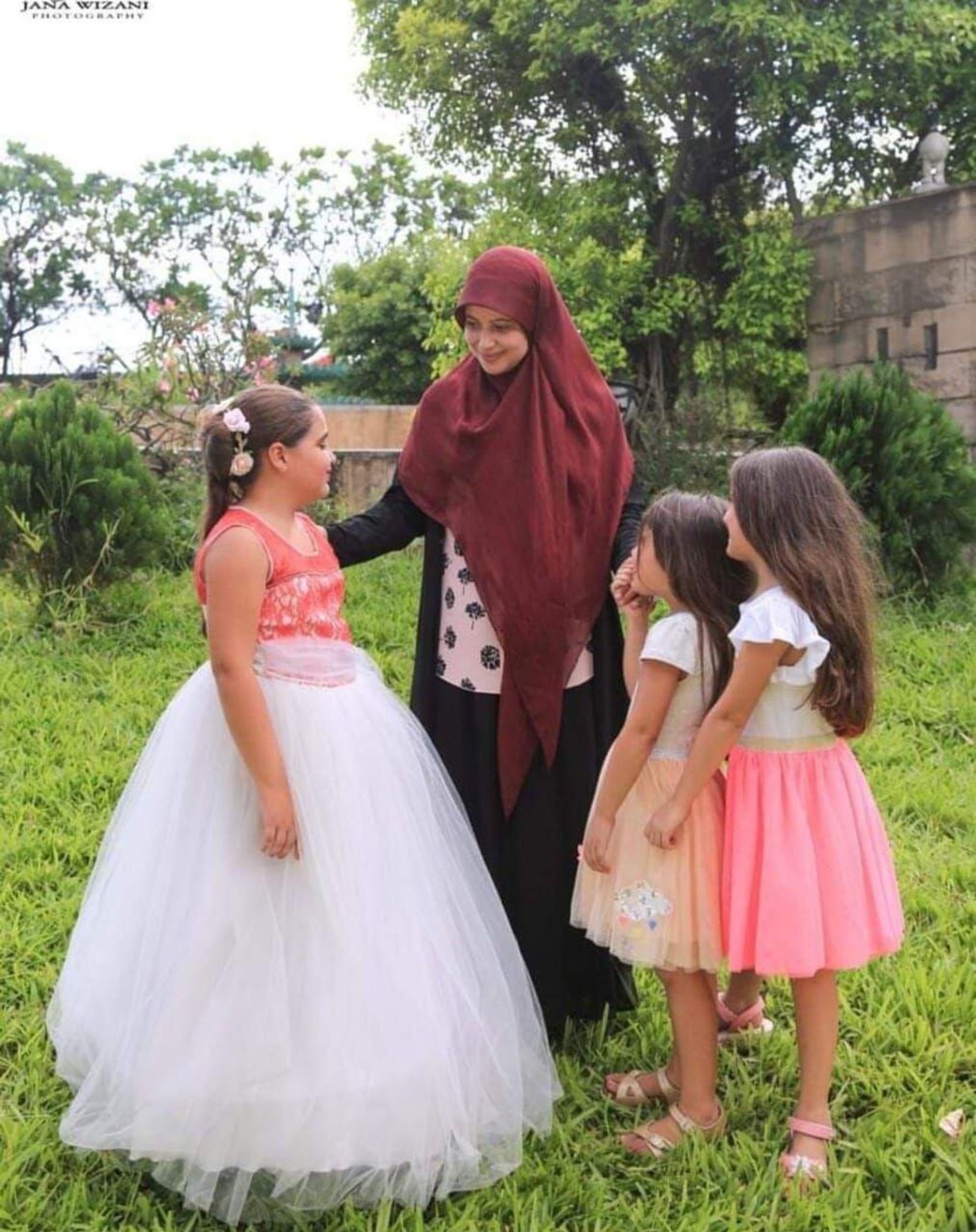 Huda with her little daughters Rimas, Talin and Lian - Sputnik International, 1920, 14.11.2023