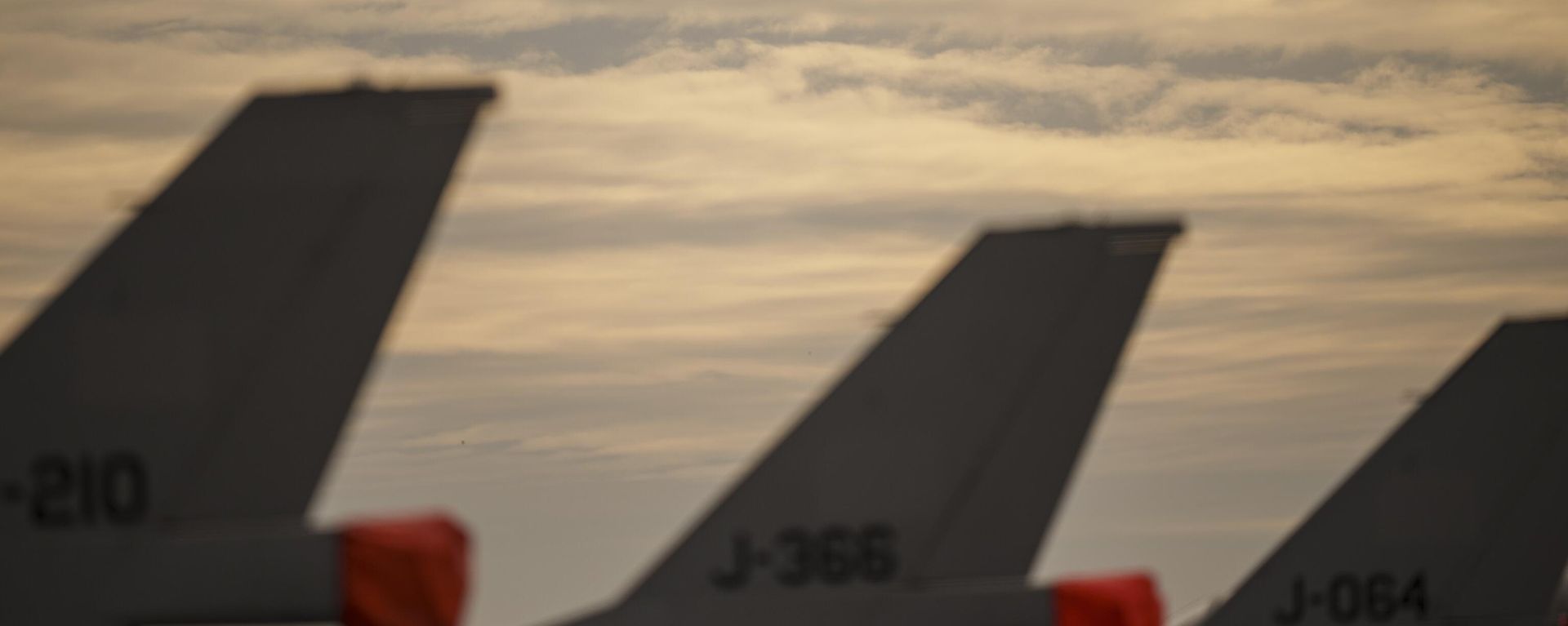 A Romanian air force F-16 fighter plane flies above the Baza 86 military air base, outside Fetesti, Romania, Monday, Nov. 13, 2023. NATO member Romania inaugurated an international training hub for F-16 jet pilots from allied countries and other partners, including Ukraine, with airplanes supplied by the Royal Netherlands Air Force, and instructors and maintenance provided by Lockheed Martin, the aircraft maker. - Sputnik International, 1920, 14.11.2023