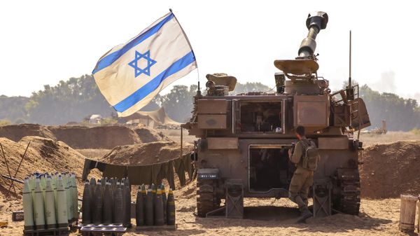 Artillery shells are placed next to an Israeli self-propelled artillery Howitzer at a position near the border with the Gaza Strip in southern Israel on November 6, 2023. - Sputnik International