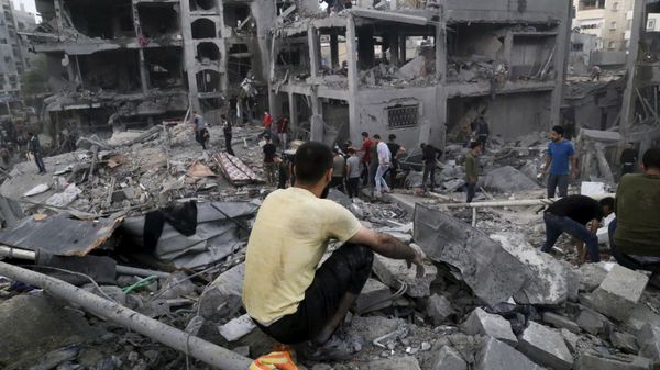 Palestinians look for survivors after an Israeli strike on a building last night in Jebaliya refugee camp, Gaza Strip, Tuesday, Nov. 14, 2023. - Sputnik International