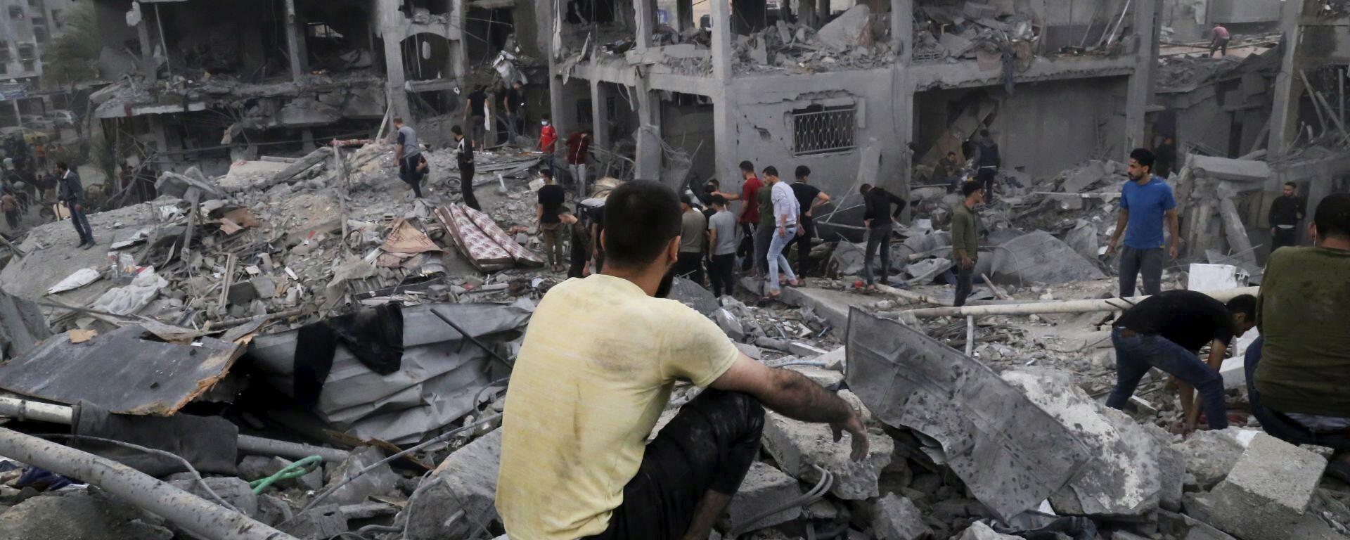 Palestinians look for survivors after an Israeli strike on a building last night in Jebaliya refugee camp, Gaza Strip, Tuesday, Nov. 14, 2023. Palestinians look for survivors after an Israeli strike on a building last night in Jebaliya refugee camp, Gaza Strip, Tuesday, Nov. 14, 2023. - Sputnik International, 1920, 29.01.2024