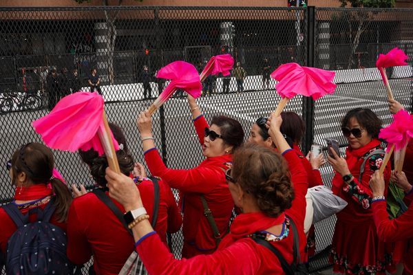 Supporters await the arrival of China's President Xi Jinping next to the headquarters of the Asia-Pacific Economic Cooperation summit. - Sputnik International