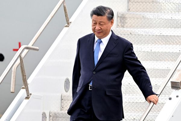 Chinese President Xi Jinping disembarks from his plane as he arrives at San Francisco International airport to attend the Asia-Pacific Economic Cooperation Leaders' week in San Francisco. - Sputnik International