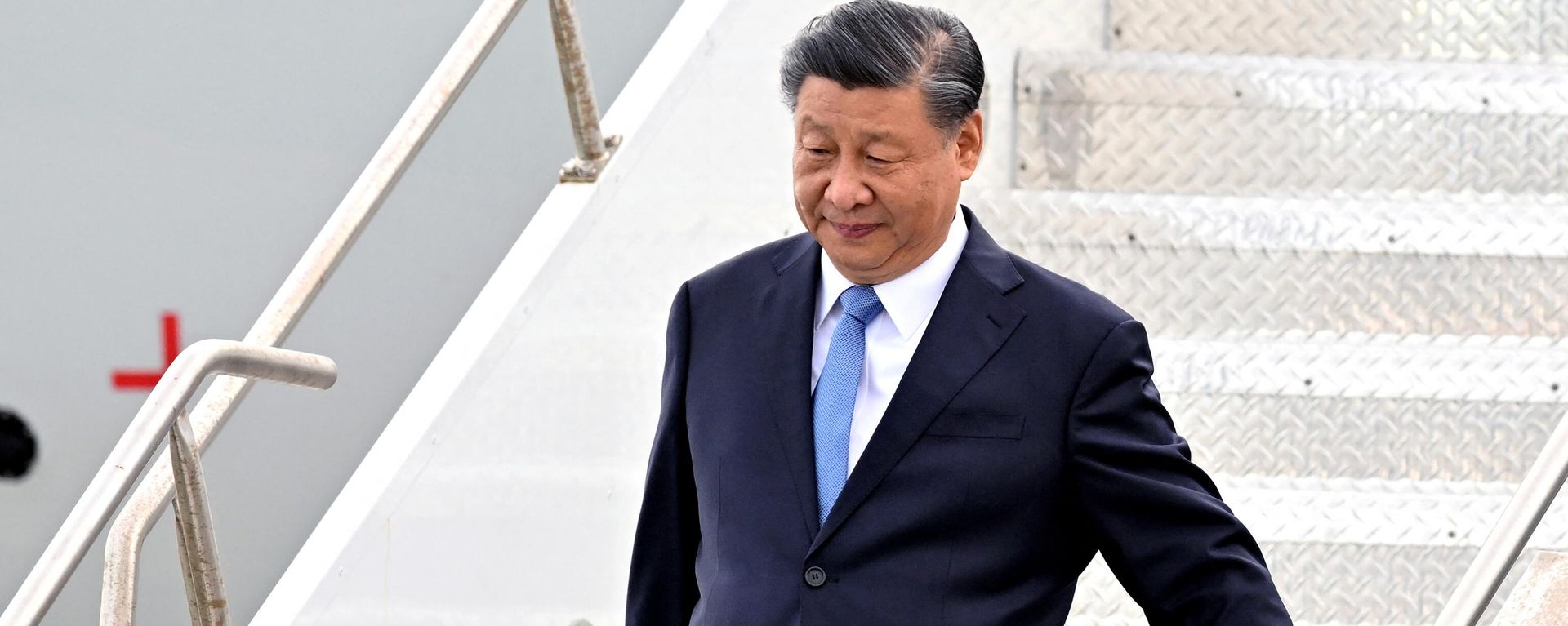 Chinese President Xi Jinping disembarks from a plane as he arrives at San Francisco International airport to attend the Asia-Pacific Economic Cooperation (APEC) leaders' week in San Francisco. Chinese President Xi Jinping disembarks from a plane as he arrives at San Francisco International airport to attend the Asia-Pacific Economic Cooperation (APEC) leaders' week in San Francisco. - Sputnik International, 1920, 15.11.2023