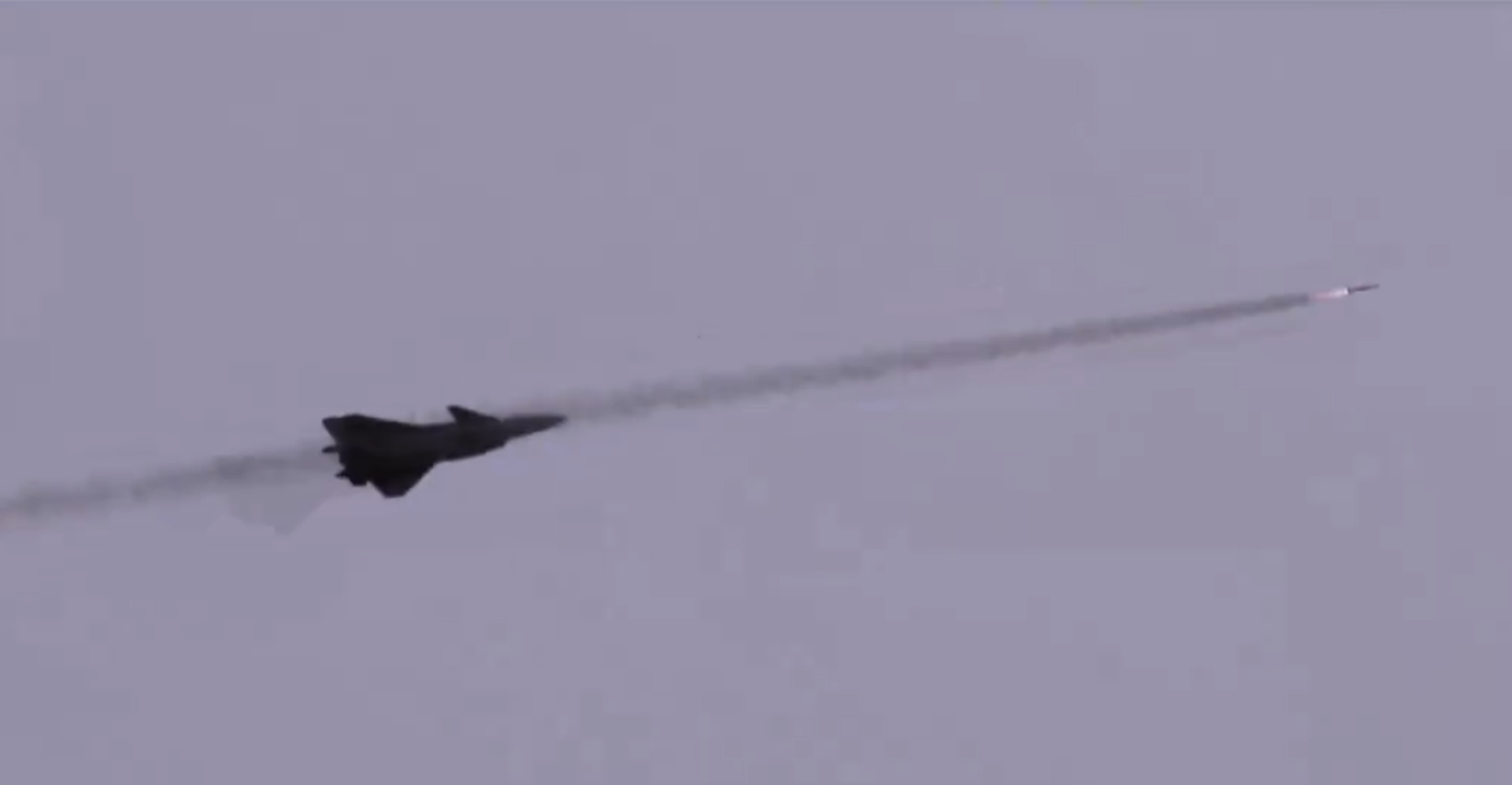 Screengrab of Chinese Defense Ministry video showing J-20 firing off an air-to-air missile. Screengrab of Chinese Defense Ministry video showing J-20 firing off an air-to-air missile. - Sputnik International, 1920, 15.11.2023