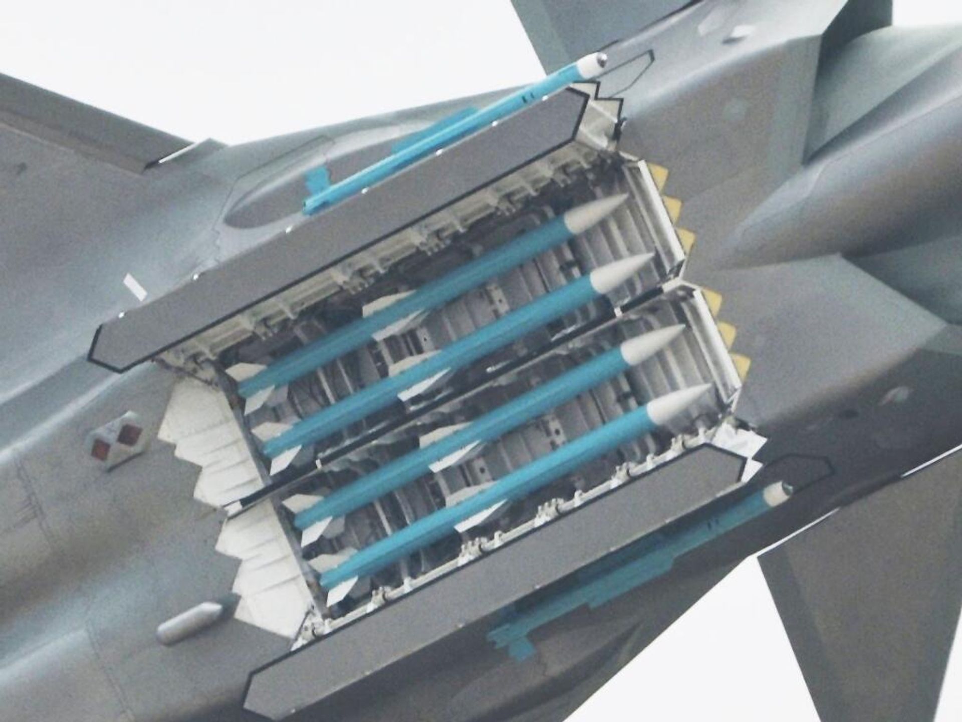 Chengdu J-20's internal weapons bay configuration. Chengdu J-20's internal weapons bay configuration. - Sputnik International, 1920, 15.11.2023