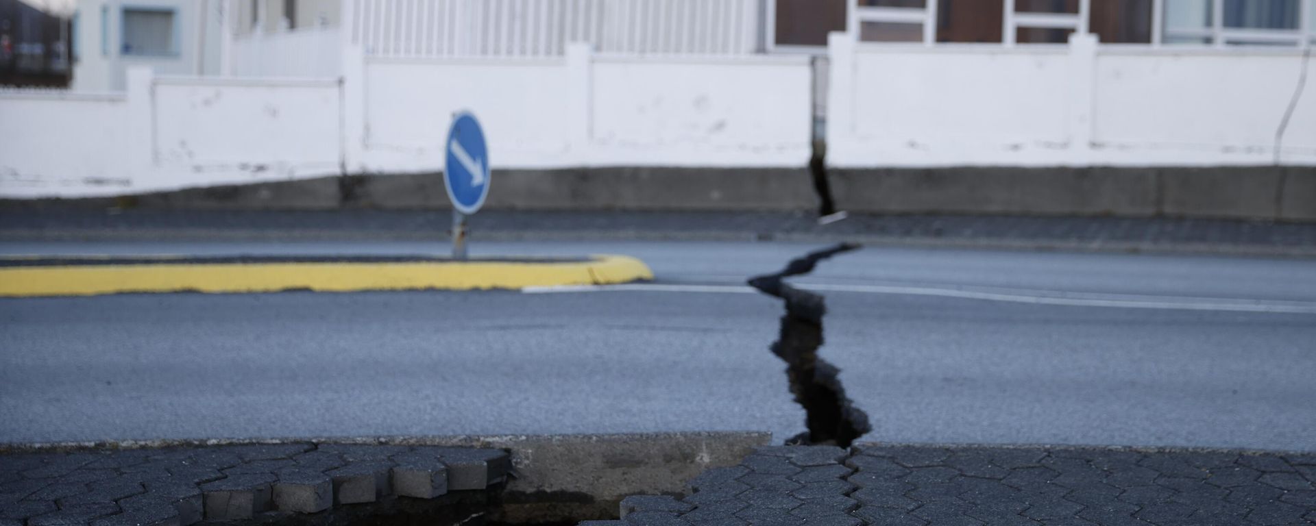 A fissure stretches across a road in the town of Grindavik, Iceland Monday Nov. 13, 2023 following seismic activity. A fissure stretches across a road in the town of Grindavik, Iceland Monday Nov. 13, 2023 following seismic activity. - Sputnik International, 1920, 15.11.2023