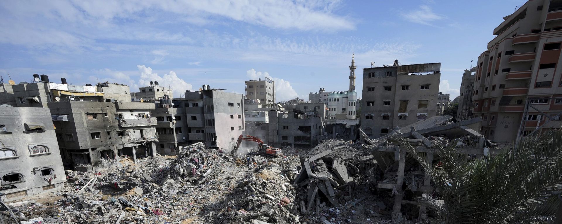 Palestinians search for the bodies of the al Meghari family killed in the Israeli bombardment of the Gaza Strip in Bureij refugee camp, Gaza Strip, Tuesday, Nov. 14, 2023. Palestinians search for the bodies of the al Meghari family killed in the Israeli bombardment of the Gaza Strip in Bureij refugee camp, Gaza Strip, Tuesday, Nov. 14, 2023. - Sputnik International, 1920, 10.12.2023