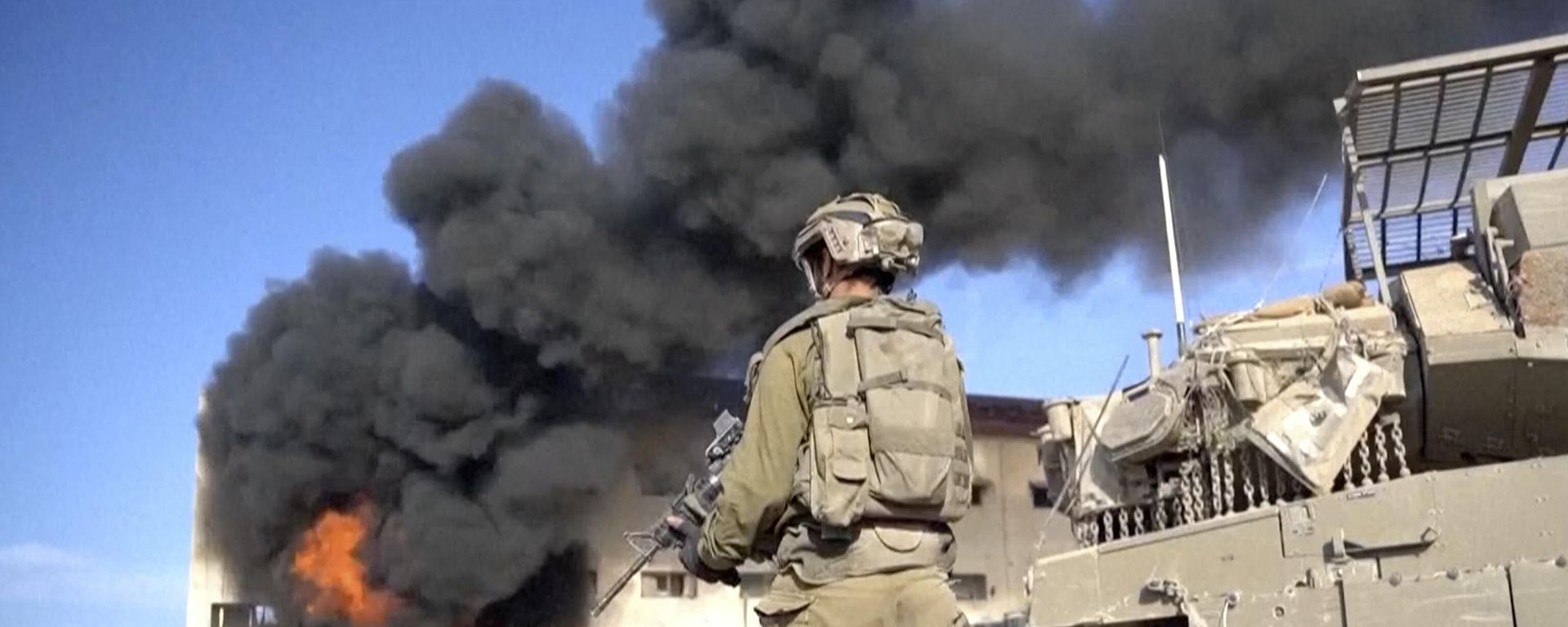 In this image taken from a video released by the Israel Defense Forces on Tuesday, Nov. 14, 2023, an Israeli soldier holds a weapon in Gaza City. In this image taken from a video released by the Israel Defense Forces on Tuesday, Nov. 14, 2023, an Israeli soldier holds a weapon in Gaza City. - Sputnik International, 1920, 22.11.2023
