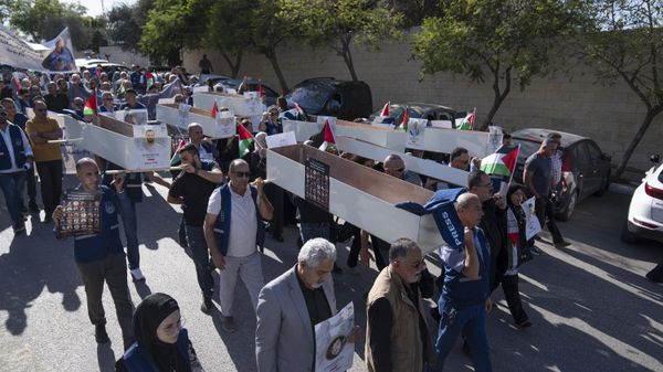 Palestinian journalists carry mock coffins of Palestinian journalists who were killed during the current war in Gaza during a symbolic funeral toward a United Nations office, in the West Bank city of Ramallah - Sputnik International