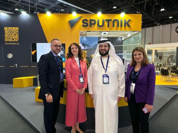WAM Director General Mohammed Al-Raisi (second right) at the Sputnik's exhibition stand. - Sputnik International