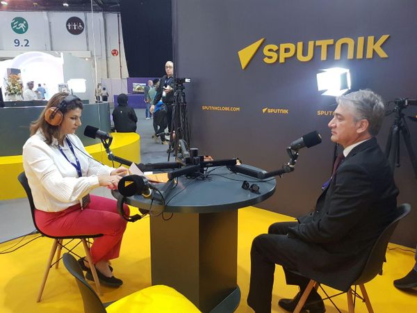 Head of Media Department in Iraqi Kurdistan Jotyar Adel (right) and Sputnik Arabic radio host Nagam Kabbas (left) in the Sputnik Radio studio at the Global Media Congress 2023. - Sputnik International