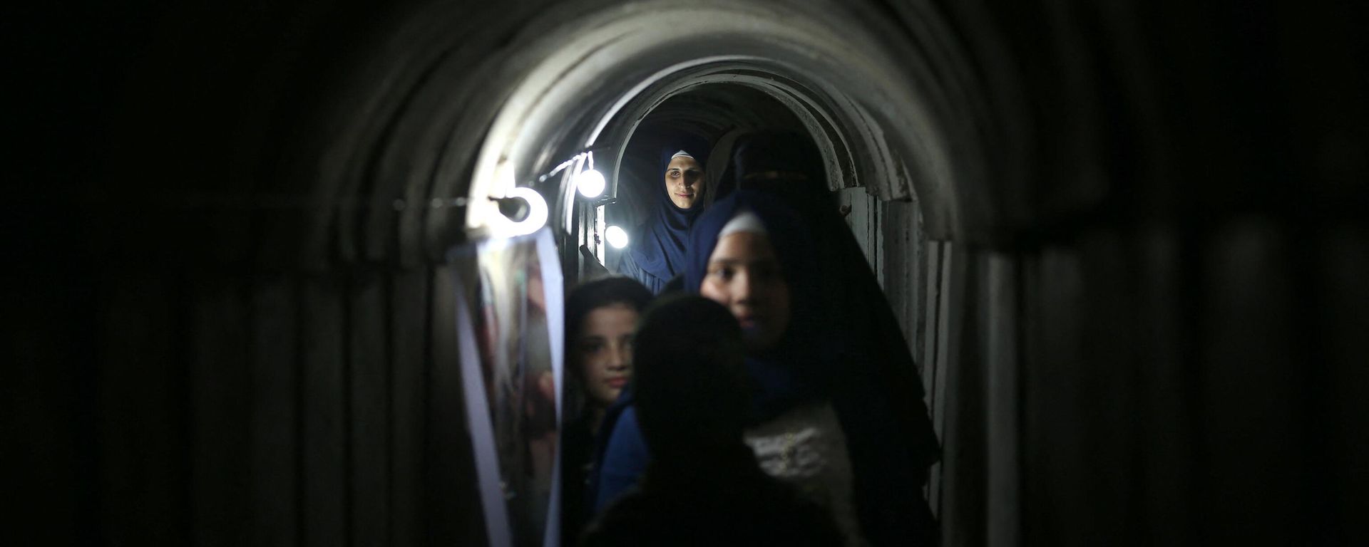 Palestinians walk inside a tunnel used for military exercises during a weapon exhibition at a Hamas-run youth summer camp, in Gaza City, on July 21, 2016. Palestinians walk inside a tunnel used for military exercises during a weapon exhibition at a Hamas-run youth summer camp, in Gaza City, on July 21, 2016. - Sputnik International, 1920, 17.11.2023
