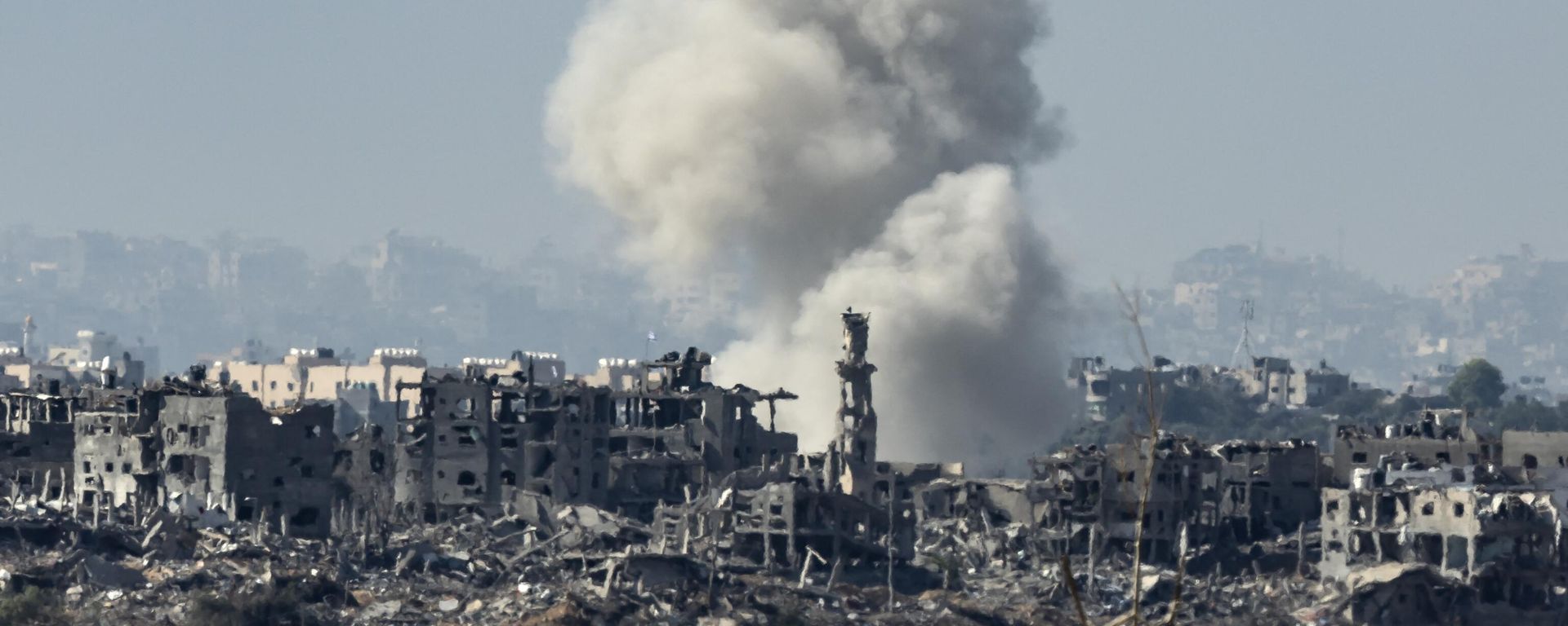 Smoke rises during an Israeli military bombardment of the northern Gaza Strip on November 15, 2023, amid the ongoing battles between Israel and the Palestinian group Hamas. Smoke rises during an Israeli military bombardment of the northern Gaza Strip on November 15, 2023, amid the ongoing battles between Israel and the Palestinian group Hamas. - Sputnik International, 1920, 25.11.2023