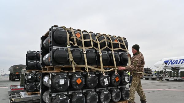 A Ukrainian serviceman is at work to receive the delivery of FGM-148 Javelins, American man-portable anti-tank missile provided by US to Ukraine as part of a military support, at Kiev's airport Borispol on February 11, 2022. - Sputnik International