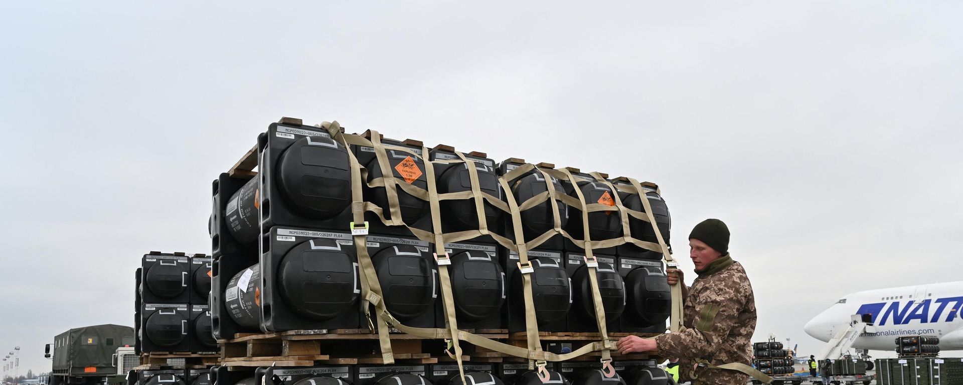 A Ukrainian serviceman is at work to receive the delivery of FGM-148 Javelins, American man-portable anti-tank missile provided by US to Ukraine as part of a military support, at Kiev's airport Borispol on February 11, 2022. A Ukrainian serviceman is at work to receive the delivery of FGM-148 Javelins, American man-portable anti-tank missile provided by US to Ukraine as part of a military support, at Kiev's airport Borispol on February 11, 2022. - Sputnik International, 1920, 30.11.2023