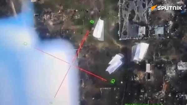 Russia is using drones to drop leaflets over Ukrainian army positions - Sputnik International