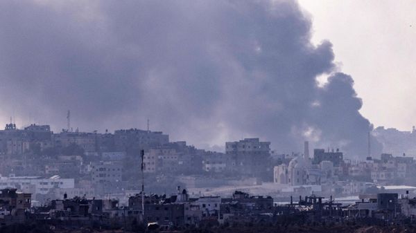 A picture taken from the Israeli side of the border with the Gaza Strip shows smoke billowing during Israeli bombardment on the Palestinian enclave on November 18, 2023 - Sputnik International