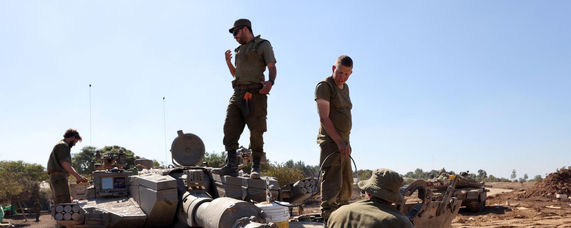 Israeli soldiers stand on their tank positioned close to the Israel's border with the Gaza Strip, in southern Israel on November 16, 2023. Israeli soldiers stand on their tank positioned close to the Israel's border with the Gaza Strip, in southern Israel on November 16, 2023. - Sputnik International, 1920, 28.11.2023