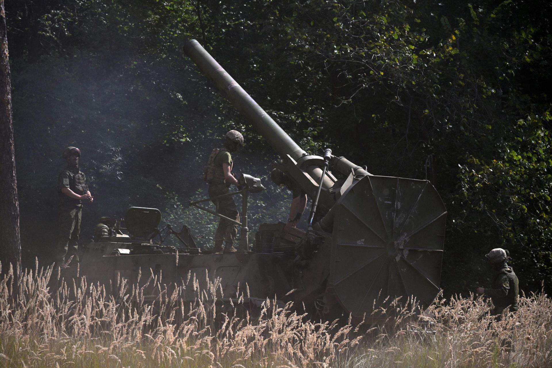 Сrew members of Russia's Tulpan self-propelled mortar system are seen in the special military operation zone. File photo - Sputnik International, 1920, 19.11.2023