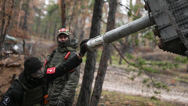 Servicemen load rockets in BM-21 Grad MLRS. - Sputnik International