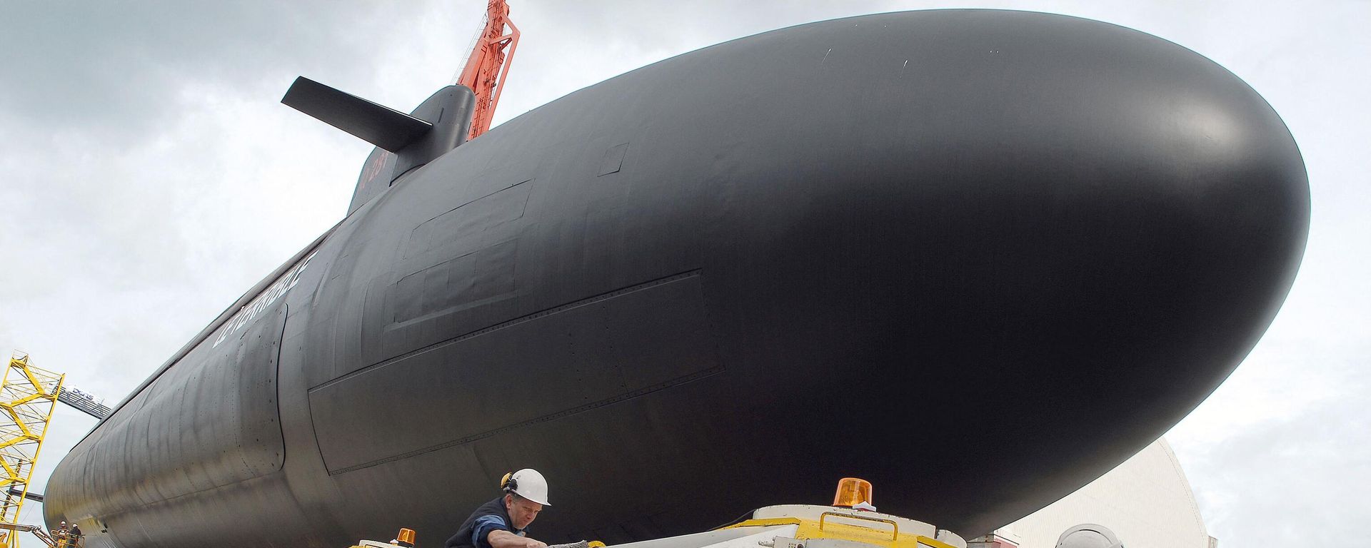 Picture taken on March 20, 2008 at the Direction of Naval Construction (DCNS) in Cherbourg, northwestern France, shows nuclear submarine The Terrible, launcher of a new generation of missiles (SNLE-NG), equipped with a new combat system, the Sycobs, and able to receive the new ballistic missiles M51. Picture taken on March 20, 2008 at the Direction of Naval Construction (DCNS) in Cherbourg, northwestern France, shows nuclear submarine The Terrible, launcher of a new generation of missiles (SNLE-NG), equipped with a new combat system, the Sycobs, and able to receive the new ballistic missiles M51. - Sputnik International, 1920, 20.11.2023