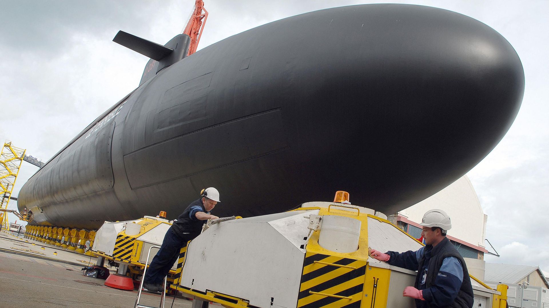 Picture taken on March 20, 2008 at the Direction of Naval Construction (DCNS) in Cherbourg, northwestern France, shows nuclear submarine The Terrible, launcher of a new generation of missiles (SNLE-NG), equipped with a new combat system, the Sycobs, and able to receive the new ballistic missiles M51. Picture taken on March 20, 2008 at the Direction of Naval Construction (DCNS) in Cherbourg, northwestern France, shows nuclear submarine The Terrible, launcher of a new generation of missiles (SNLE-NG), equipped with a new combat system, the Sycobs, and able to receive the new ballistic missiles M51. - Sputnik International, 1920, 20.11.2023