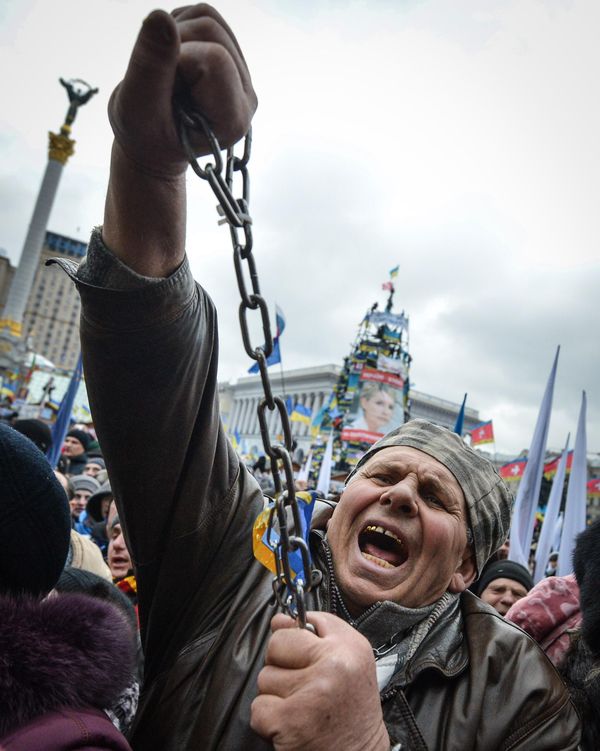 Man with a chain at a rally of supporters of Ukraine's European integration on Independence Square in Kiev. - Sputnik International