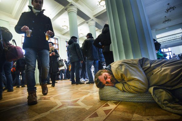 Participants of a rally for Ukraine's European integration rest in in Kiev's city rada building. - Sputnik International