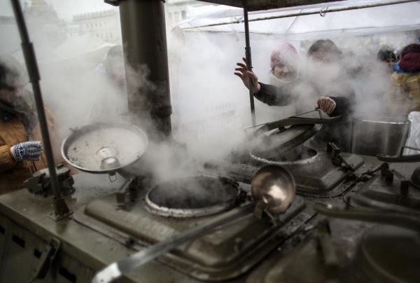 Hot food distributed to participants of pro-European integration rallies in a tent camp on Independence Square in Kiev. - Sputnik International