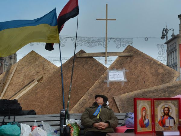 Man at barricades on Khreshchatyk Street in Kiev. - Sputnik International