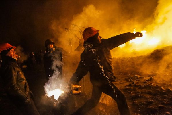 Supporters of Ukraine's European integration take part in clashes with police units in the center of Kiev. - Sputnik International