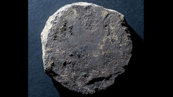 Ancient hnefatafl board game found at the newly identified site of the Monastery of Deer. - Sputnik International