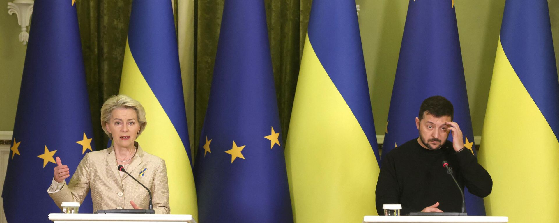 European Commission President Ursula von der Leyen (L) and Ukraine's President Volodymyr Zelensky (R) give a joint press conference following their talks in Kiev on November 4, 2023. European Commission President Ursula von der Leyen (L) and Ukraine's President Volodymyr Zelensky (R) give a joint press conference following their talks in Kiev on November 4, 2023. - Sputnik International, 1920, 22.11.2023