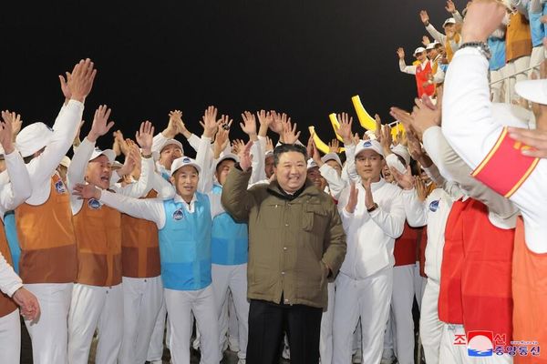 North Korean leader Kim Jong Un congratulates all the specialists involved in the preparation and launch process. - Sputnik International