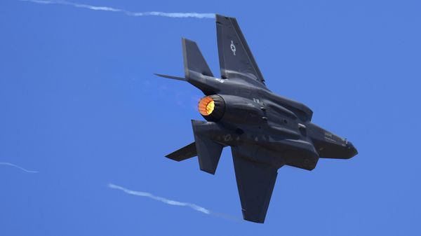  U.S. Air Force fighter aircraft F-35 performs aerobatic maneuvers at Aero India 2023, Tuesday, Feb. 14, 2023.  - Sputnik International