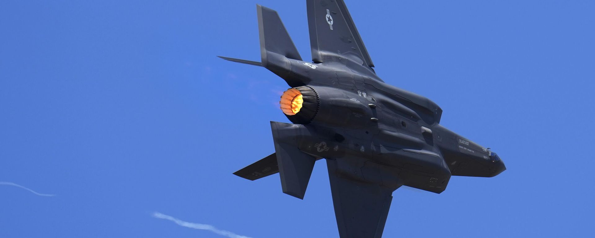  U.S. Air Force fighter aircraft F-35 performs aerobatic maneuvers at Aero India 2023, Tuesday, Feb. 14, 2023.  - Sputnik International, 1920, 30.04.2024