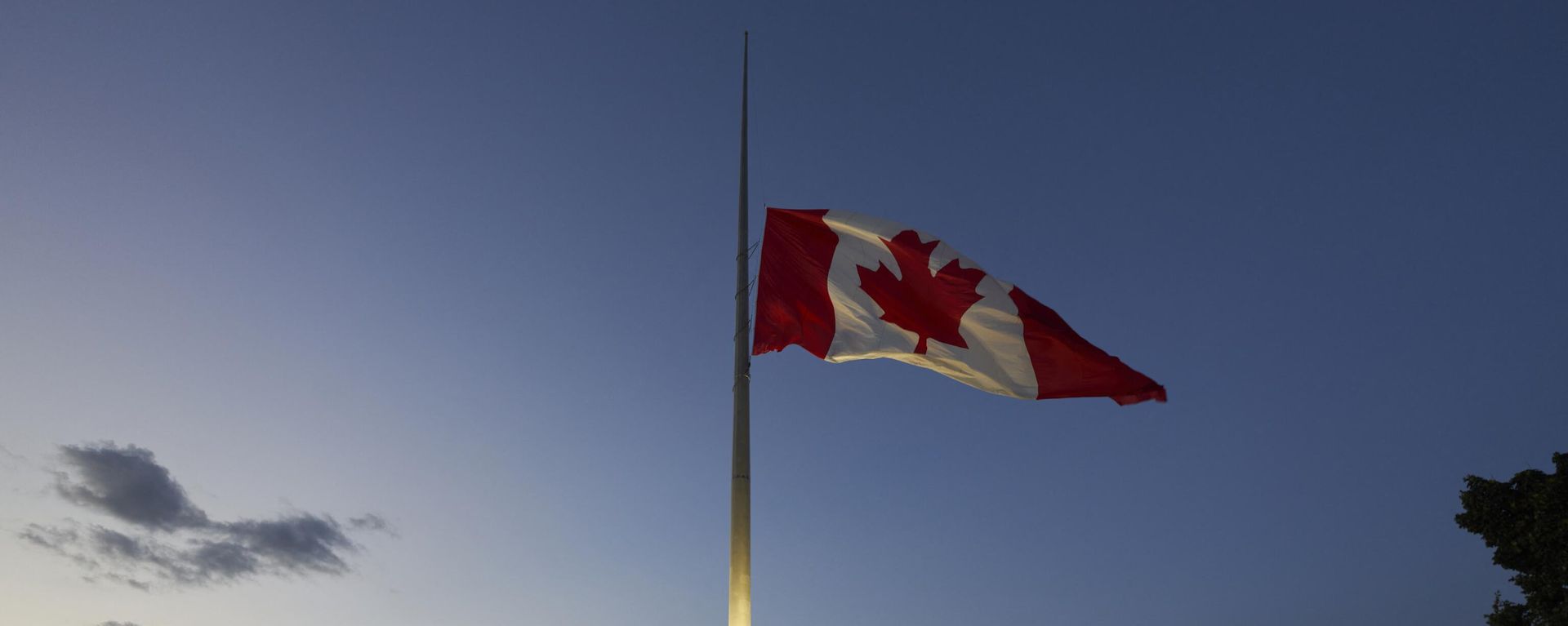 Canadian flag flies on the banks of the Detroit River in Windsor, Ontario, Canada - Sputnik International, 1920, 22.11.2023