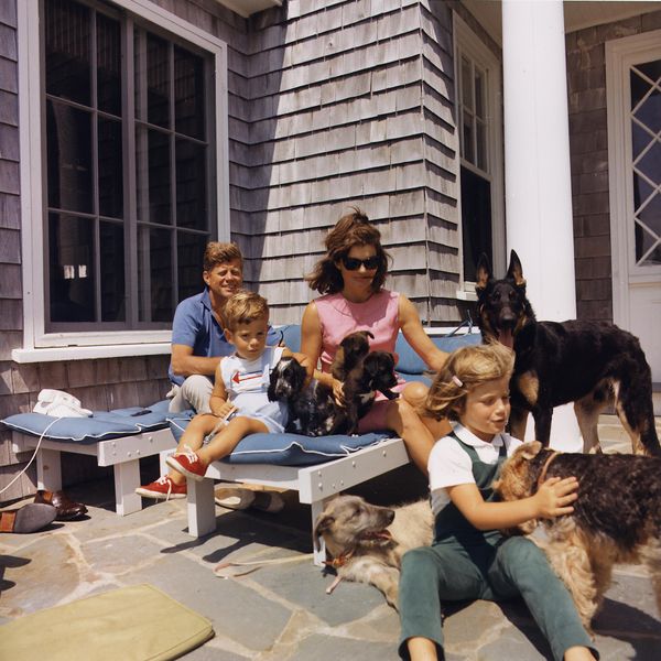 Hyannis Port Weekend, August 14, 1963. President Kennedy, John F. Kennedy Jr., Mrs. Kennedy, Caroline Kennedy. Dogs: Clipper (standing), Charlie (with Caroline), Wolf (reclining), Shannon (with John Jr.), two of Pushinka's puppies (with Mrs. Kennedy). - Sputnik International