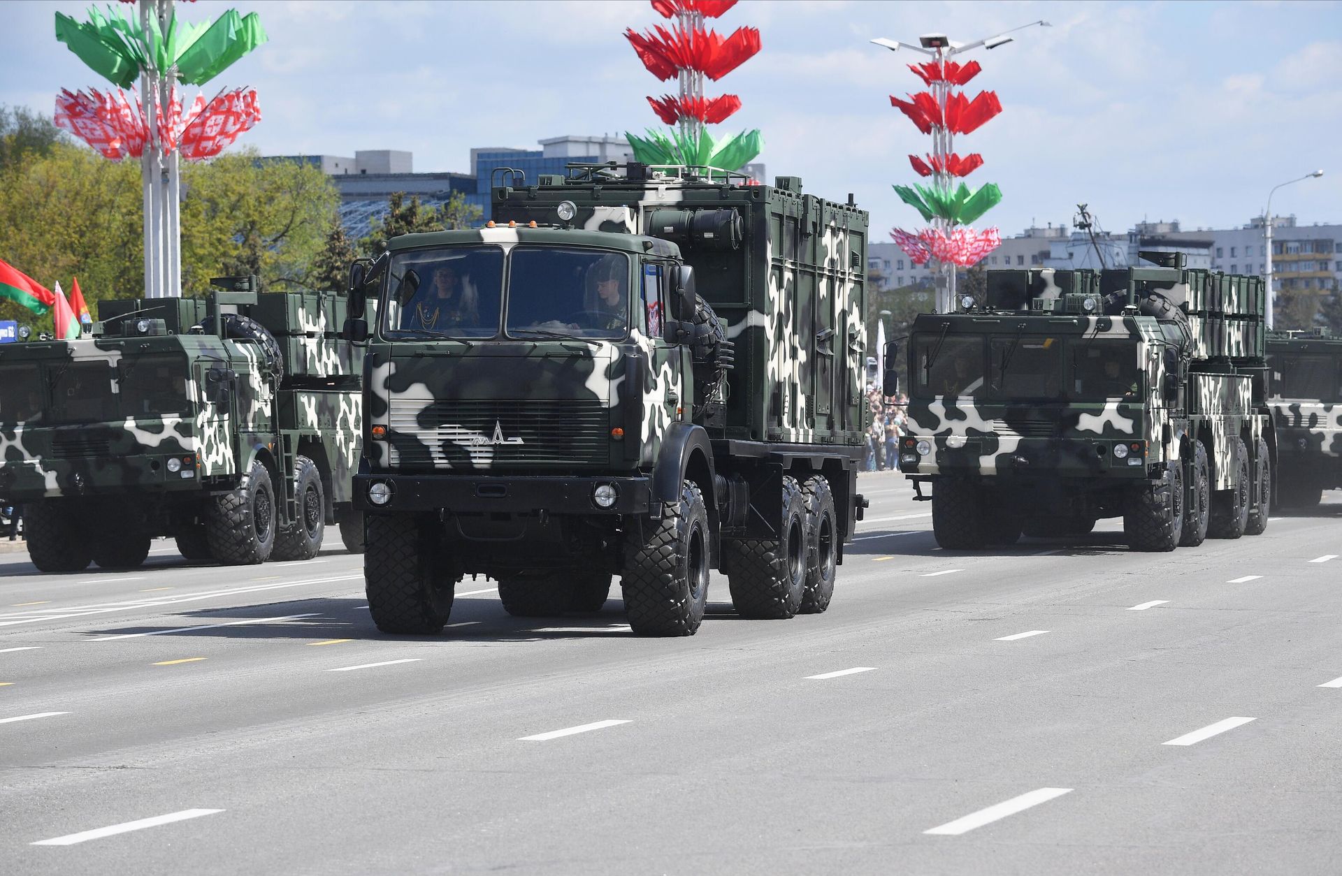 Polonez mobile control module (foreground) and launchers (background) take part in a military parade in Minsk on May 9, 2020. - Sputnik International, 1920, 22.11.2023