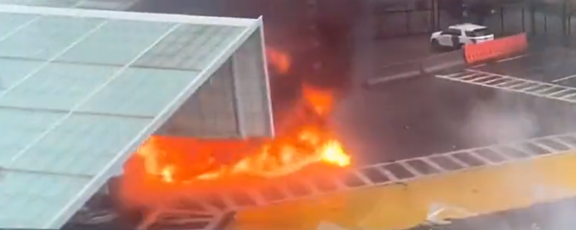 A still image from footage of a car explosion on the US side of the Rainbow Bridge, which connects the US and Canada across the Niagara River, on November 22, 2023. A still image from footage of a car explosion on the US side of the Rainbow Bridge, which connects the US and Canada across the Niagara River, on November 22, 2023. - Sputnik International, 1920, 22.11.2023