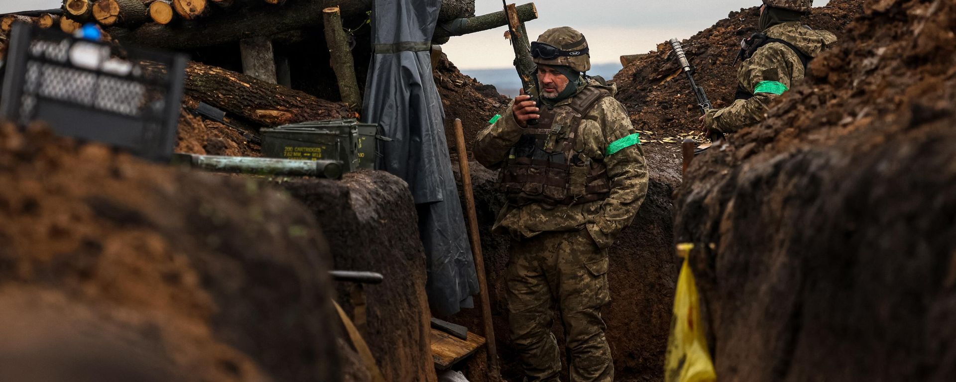 Ukrainian infantrymen of the 57th Separate Motorized Infantry Brigade Otaman Kost Khordienko stand in a trench at an undisclosed location near the town of Bakhmut, Donetsk region, eastern Ukraine on April 13, 2023, amid the Russian invasion of Ukraine. Ukrainian infantrymen of the 57th Separate Motorized Infantry Brigade Otaman Kost Khordienko stand in a trench at an undisclosed location near the town of Bakhmut, Donetsk region, eastern Ukraine on April 13, 2023, amid the Russian invasion of Ukraine. - Sputnik International, 1920, 23.11.2023