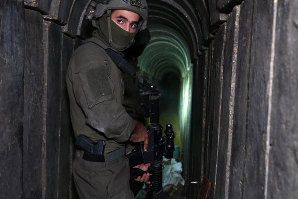 A soldier stands in what the Israeli Army says is a tunnel dug by Hamas militants inside the Al-Shifa hospital complex in Gaza City in the northern Gaza Strip, amid continuing battles between Israel and the Palestinian militant group Hamas, on November 22, 2023. - Sputnik International