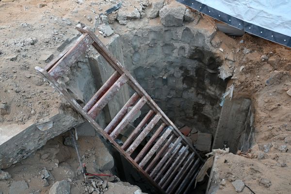 A ladder is placed inside what the Israeli Army says is the entrance to a tunnel dug by Hamas militants inside the Al-Shifa hospital. - Sputnik International