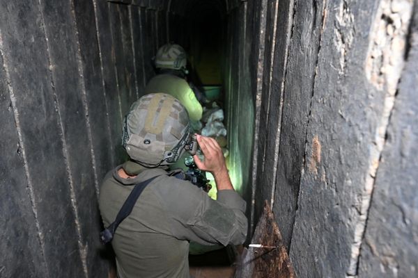 Soldiers walk through what the Israeli Army says is a tunnel dug by Hamas militants inside the Al-Shifa hospital. - Sputnik International