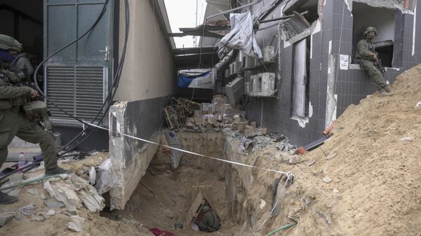 Израильские солдаты показывают СМИ подземный туннель, обнаруженный под больницей Шифа в городе Газа - Sputnik International