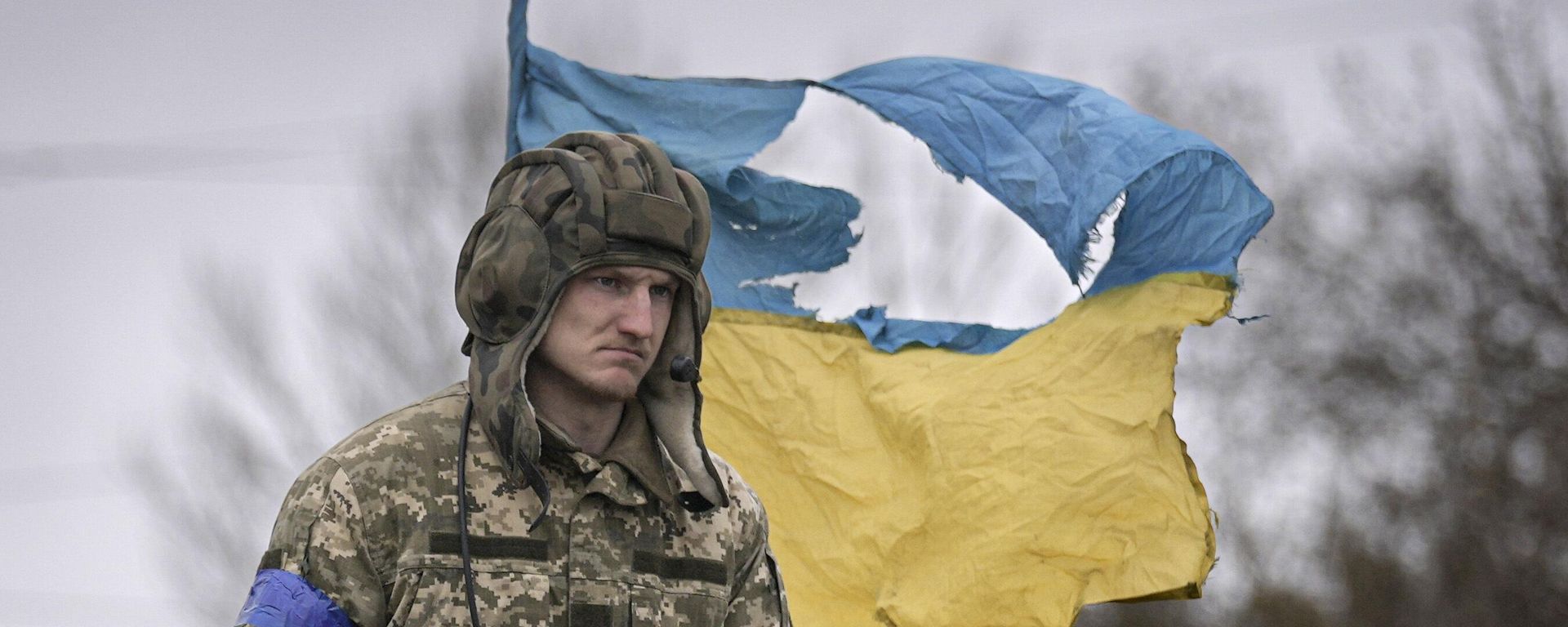 A Ukrainian serviceman is backdropped by his country's flag while standing on a tank A Ukrainian serviceman is backdropped by his country's flag while standing on a tank - Sputnik International, 1920, 27.11.2023